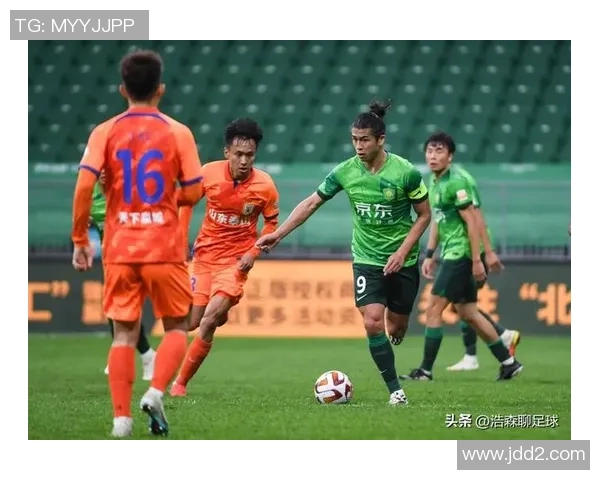 天津天海迎战山东鲁能泰山争夺中超联赛关键三分之战